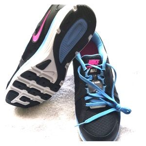Nike ladies running tennis shoes